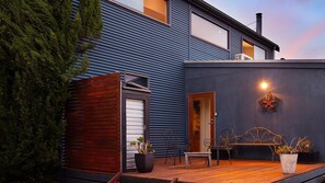 Outdoor dining - Alofi- stunning views and a private cinema room await you! (Hepburn)