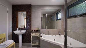 Shower, jetted tub, hair dryer - Alofi- stunning views and a private cinema room await you! (Hepburn)