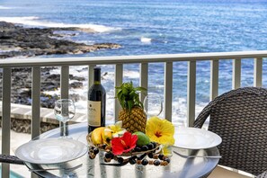 Outdoor dining - Absolute OCEANFRONT; Walk to Beach/Kona Town, A/C, Oceanfront Pool, Elevator (Kailua-Kona)