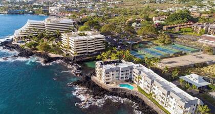 Absolute OCEANFRONT; Walk to Beach/Kona Town, A/C, Oceanfront Pool, Elevator