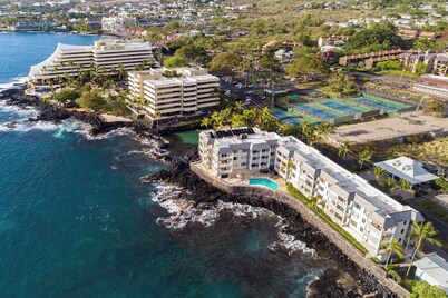 Absolute OCEANFRONT; Walk to Beach/Kona Town, A/C, Oceanfront Pool, Elevator