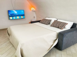 2 bedrooms, in-room safe, desk, iron/ironing board