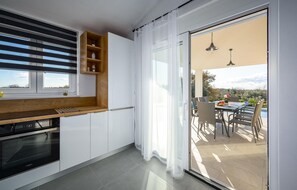 ثلاجة، موقد طهي مسطح، غسالة أطباق، ماكينة لصنع القهوة/الشاي