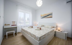 4 عدّة غرف نوم وخزنة داخل الغرفة وسرير سفر وواي فاي مجانًا