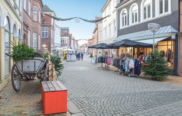 A cobblestone street lined with shops and a Christmas tree. - Beautiful home in Tønder with WiFi (Tønder)