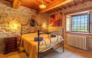 9 bedrooms, travel cot