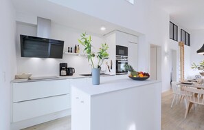 Kühlschrank, Mikrowelle, Herdplatte, Geschirrspüler