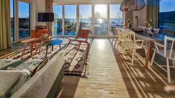 Een smart-tv en een open haard