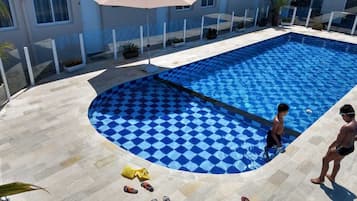 Utomhuspool, öppet 09.00 till 22.00, parasoller och solstolar