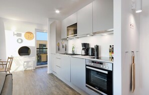 Kühlschrank, Mikrowelle, Herdplatte, Geschirrspüler