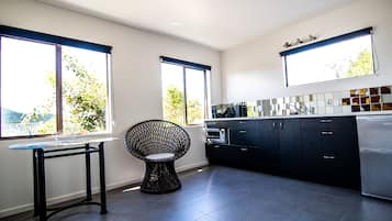 Classic Apartment | Private kitchenette | Fridge, oven, stovetop, coffee/tea maker