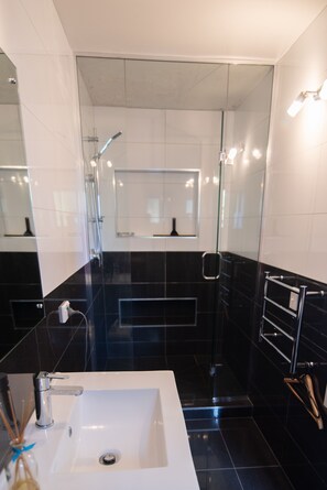 Classic Apartment | Bathroom