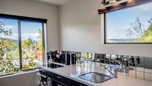 Apartamento clássico | Cozinha americana privada | Cafeteira/chaleira, geladeira, fogão, cooktop