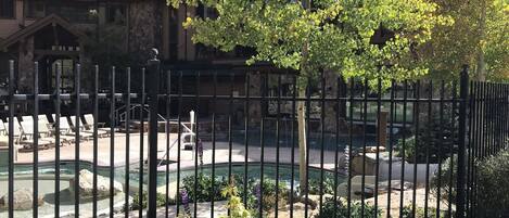 Een binnenzwembad, een buitenzwembad