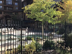Una piscina techada, una piscina al aire libre