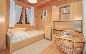 4 bedrooms, travel crib, free WiFi