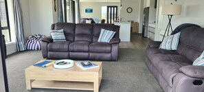 TV connectée, lecteur de DVD, baby-foot, livres