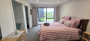 4 bedrooms, iron/ironing board, travel crib, free WiFi - Hidden  Lakes  Haven  (Te Anau)