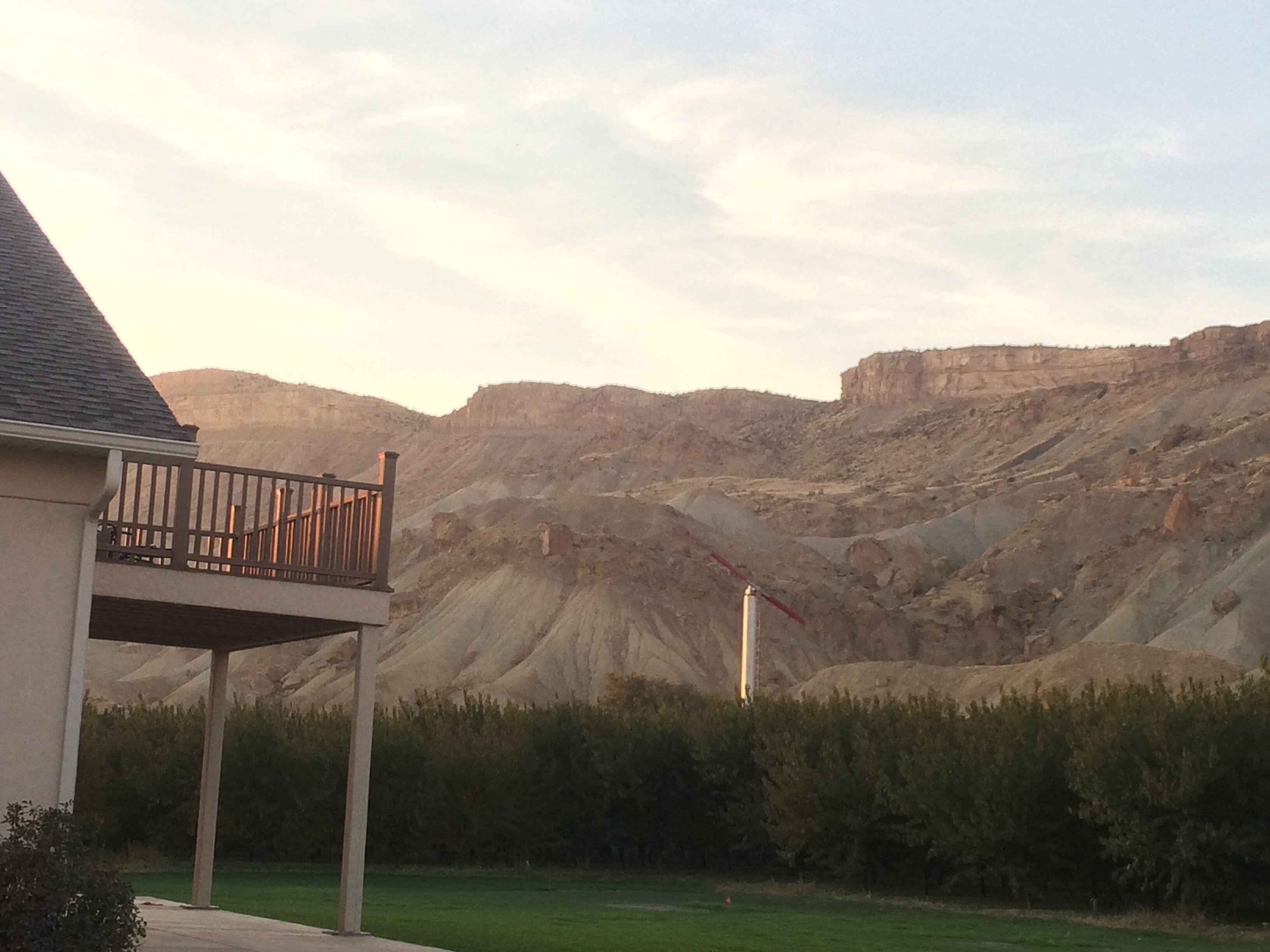 Une maison dotée d’un balcon donnant sur un paysage montagneux.