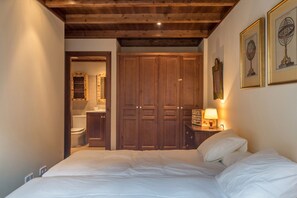 3 slaapkamers, een strijkplank/strijkijzer, gratis wifi, beddengoed