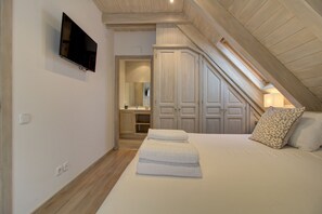 4 bedrooms, iron/ironing board, free WiFi, bed sheets