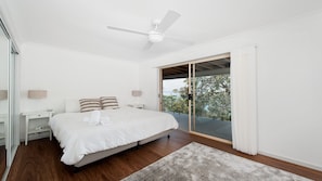 6 bedrooms, iron/ironing board, free WiFi, bed sheets - The Family Entertainer - with sweeping water views (Salamander Bay)