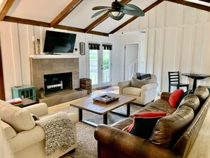 Smart TV, fireplace, DVD player - Sarah's Coastal Cottage--Near Shem Creek, Sullivan's Island, and Charleston! (Mt Pleasant)