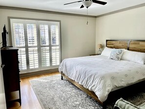 4 bedrooms, free WiFi, bed sheets - Sarah's Coastal Cottage--Near Shem Creek, Sullivan's Island, and Charleston! (Mt Pleasant)