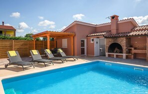 Outdoor pool - Stunning home in Marcana with WiFi (Marcana)