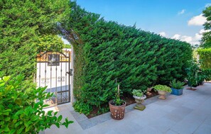 Property grounds - Stunning home in Marcana with WiFi (Marcana)