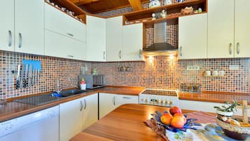 Réfrigérateur, plaque de cuisson, lave-vaisselle, cafetière/bouilloire