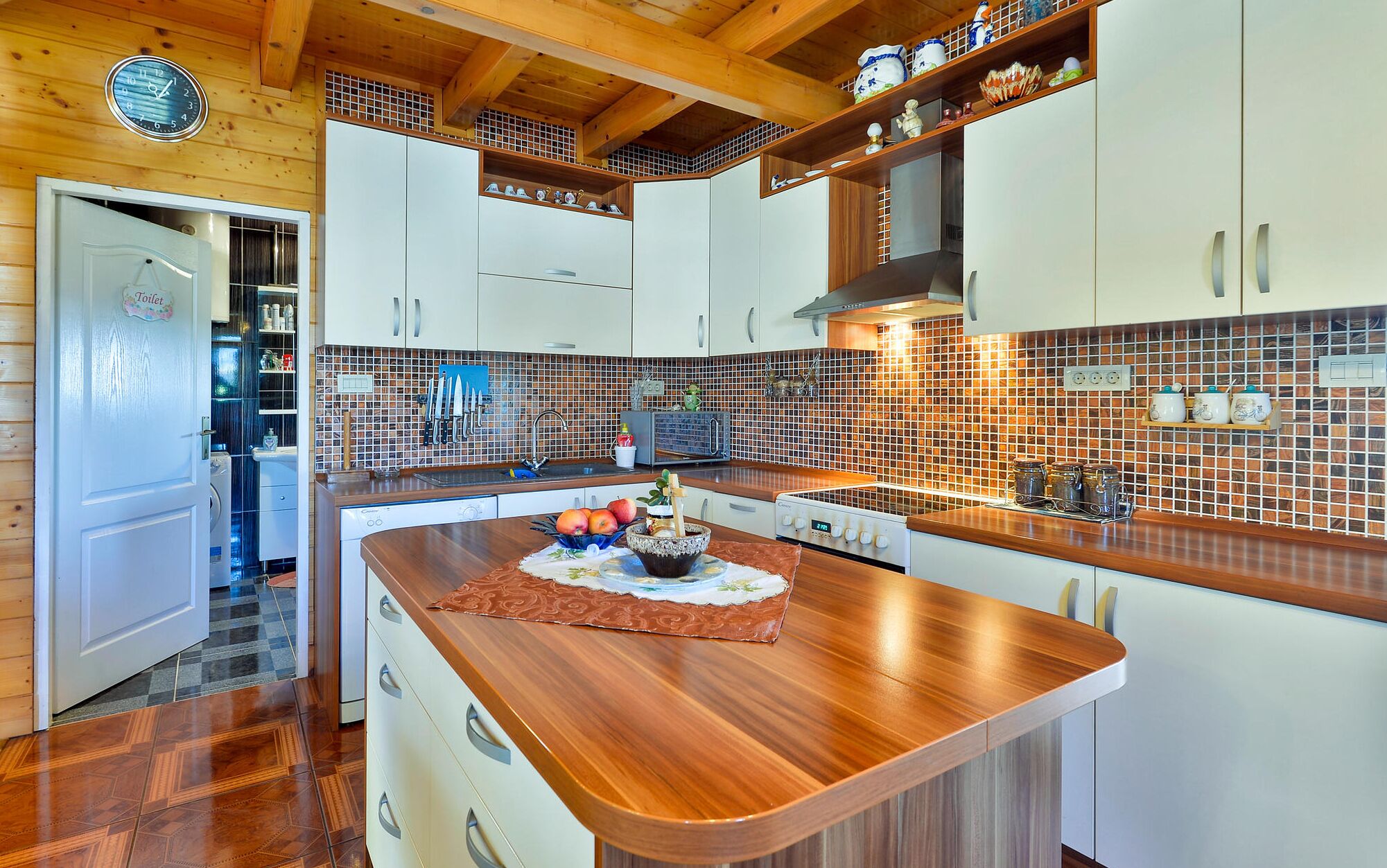 Refrigerador, parrilla de estufa, lavavajillas y cafetera y tetera 