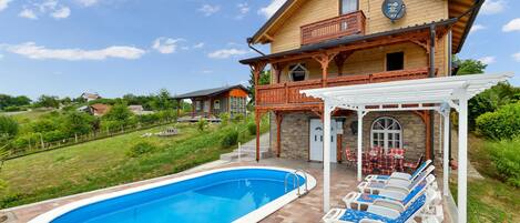 Una piscina al aire libre