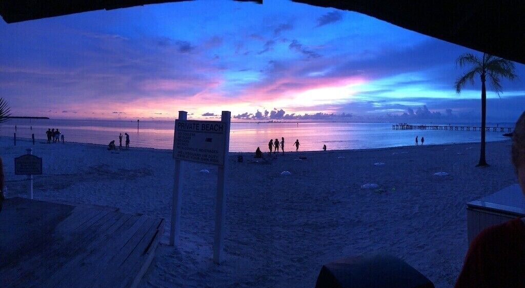 Una playa con un cartel que indica que es privada.
