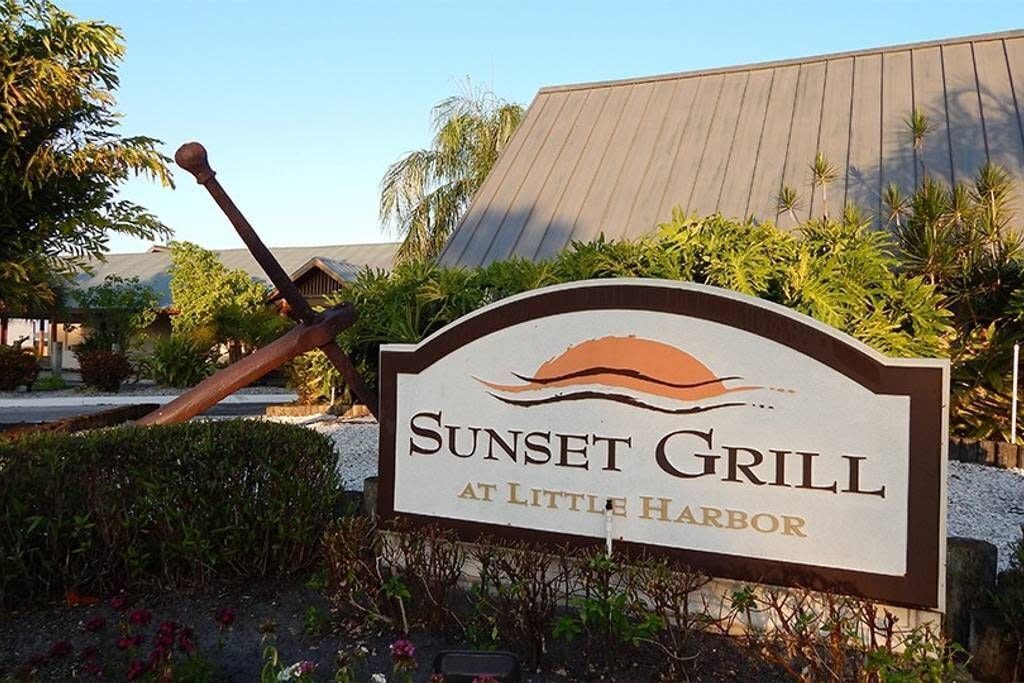 Une enseigne indiquant l’emplacement du restaurant Sunset Grill à Little Harbor.