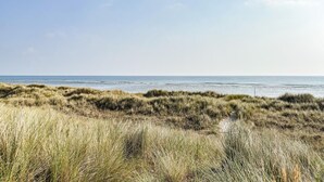 A coastal landscape with dunes and the sea. - Amazing home in ålbæk with WiFi (Ålbæk)
