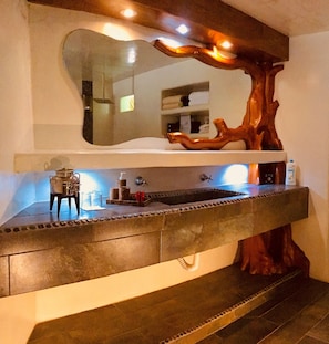 Quarto conforto, 1 cama King, vista para a piscina, ao lado da piscina | Banheiro | Toalhas de banho 
