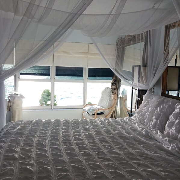 Bureau, fer et planche à repasser, Wi-Fi gratuit, draps fournis