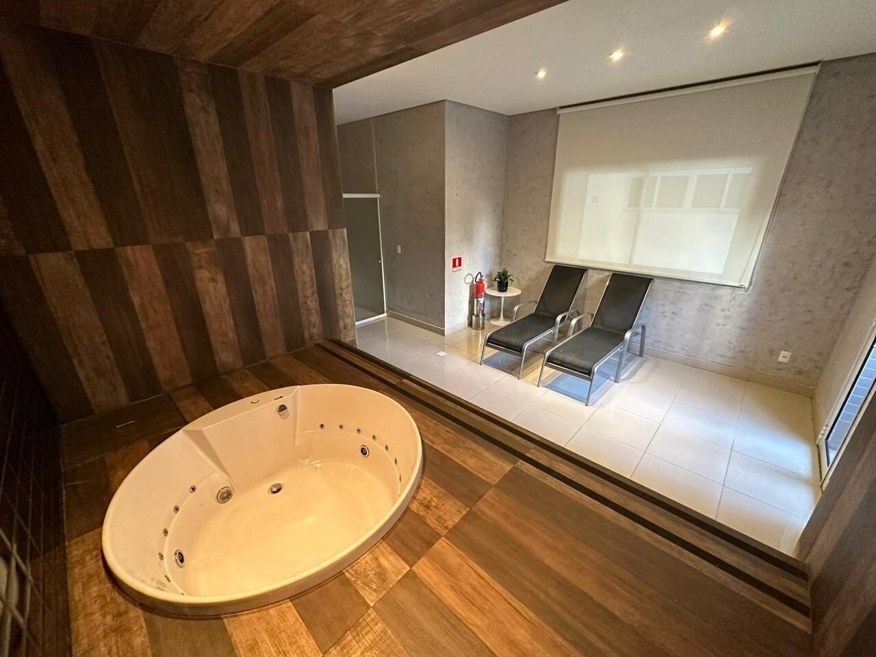 Un sauna, una bañera de hidromasaje