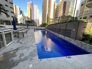 Una piscina al aire libre de temporada