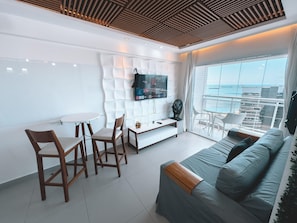 Apartamento elite, 2 quartos, vista parcial para o oceano | Área de estar | Pebolim