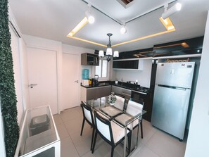Apartament Elite, 2 dormitoris, vistes parcials a l'oceà | Cuina privada | Frigorífic, microones i cafetera i tetera 