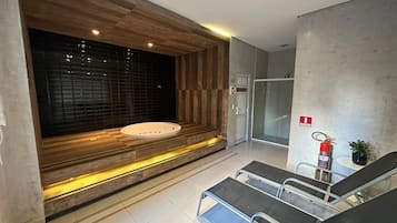 Sauna, hot tub