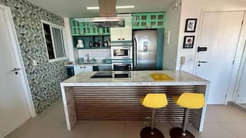 Apartamento | Cozinha privada | Geladeira, micro-ondas, cafeteira/chaleira