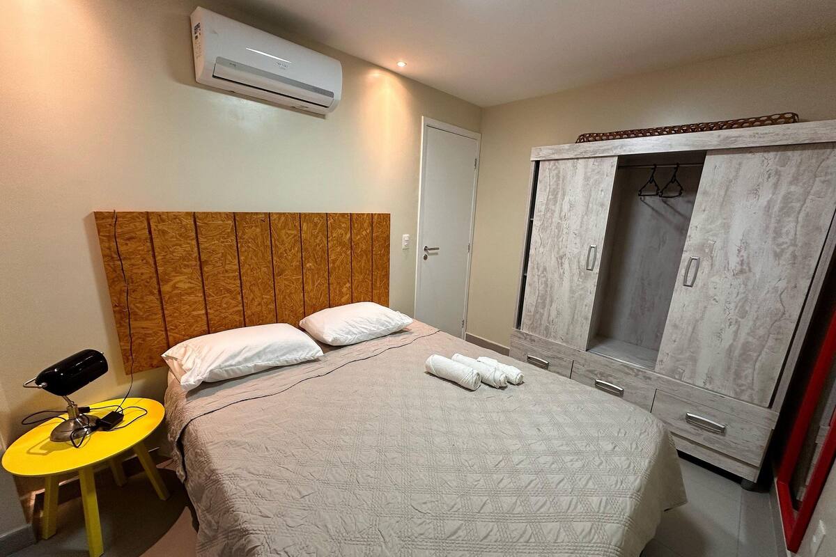 Design Apartment | Premium bedding, desk, laptop workspace, soundproofing