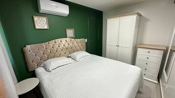 Design Apartment | Premium bedding, desk, laptop workspace, soundproofing