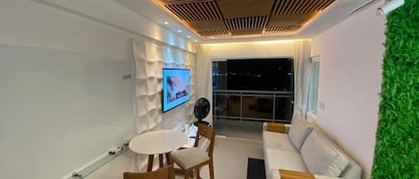 Appartement Ălite, 2 chambres, vue partielle sur l'ocĂ©an | Coin sĂ©jour