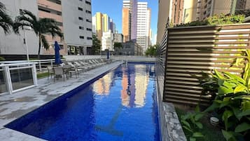 Una piscina al aire libre de temporada