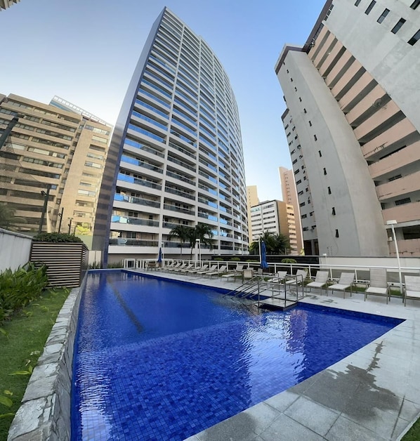 Una piscina al aire libre de temporada