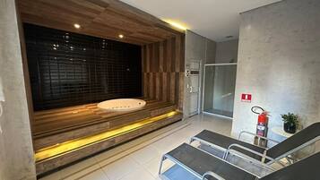 Sauna seca, banheira de hidromassagem